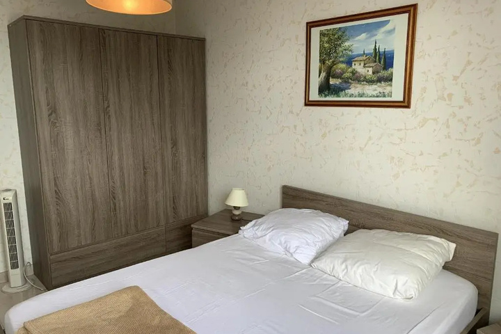 Room 5 of 10