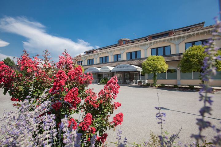 Hotel Exterior 34 of 35