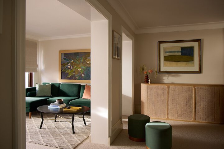 Room 52 of 215
