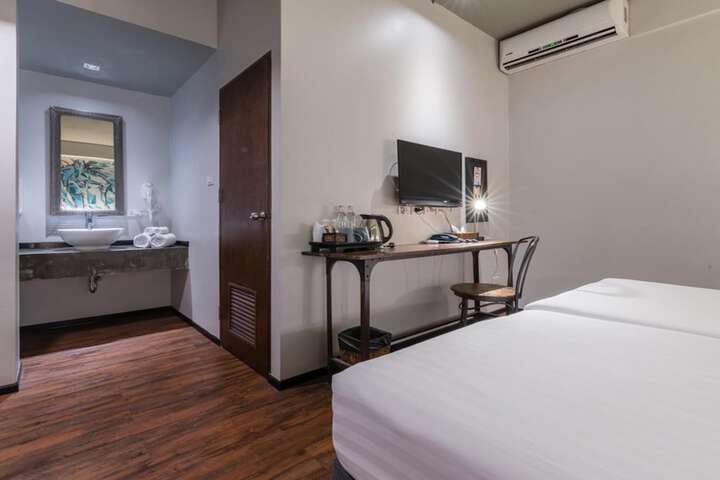 Room 9 of 38
