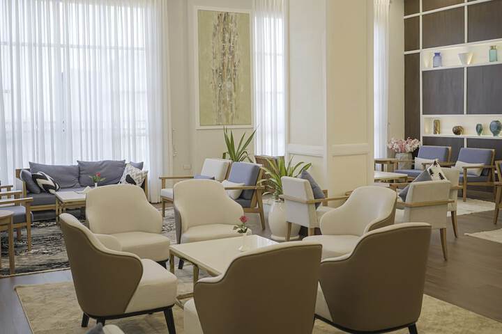 Lounge 69 of 76