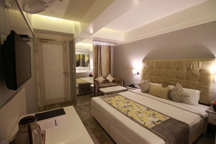 Room 32 of 51