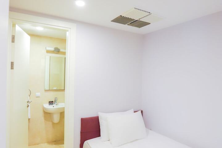 Room 9 of 180