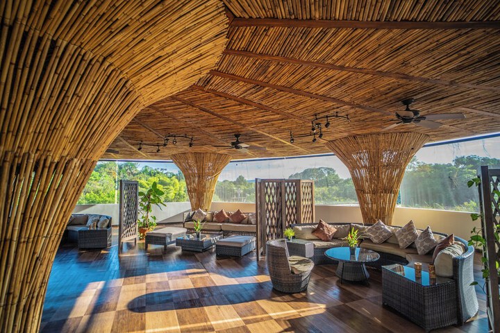 Lounge 19 of 28