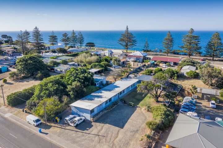 Exterior of Penneshaw Beach Stay