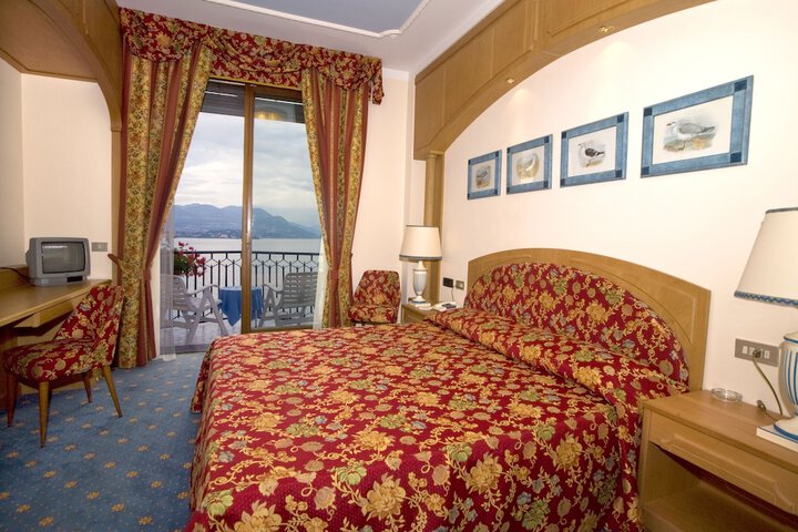 Room 4 of 62