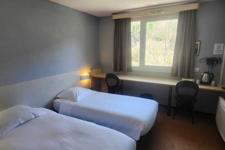 Room 6 of 9