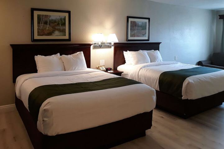 2 Queen Beds (14 of 17)