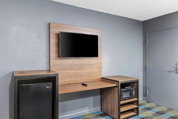 Room 6 of 18