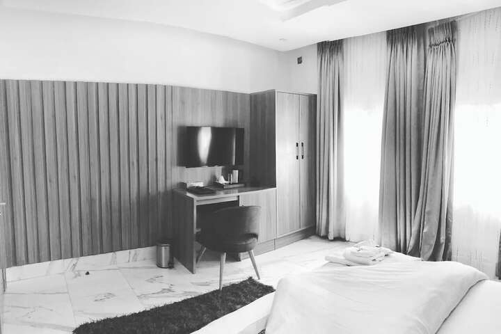 Room 8 of 33