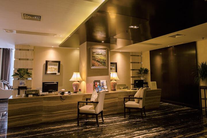 Lounge 32 of 33
