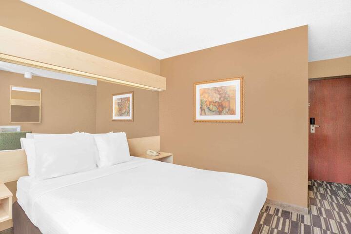 1 Queen Bed (11 of 12)