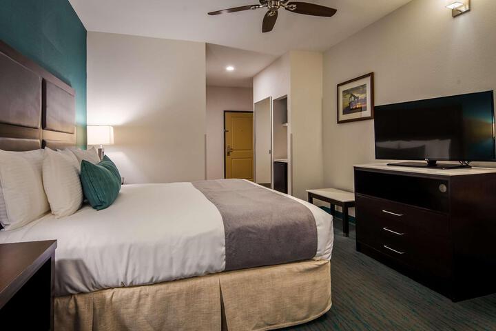 1 King Bed Microwave and Refrigerator WiFi Full Breakfast (5 of 8)
