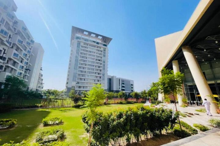 Penta Square - LMY Hotel Serviced Apartments City View DHA Lahore