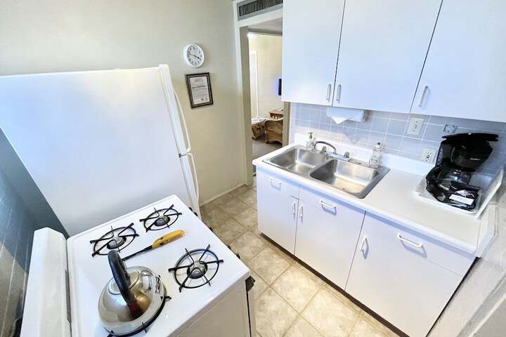 Studio King Bed Patio Kitchenette (25 of 51)