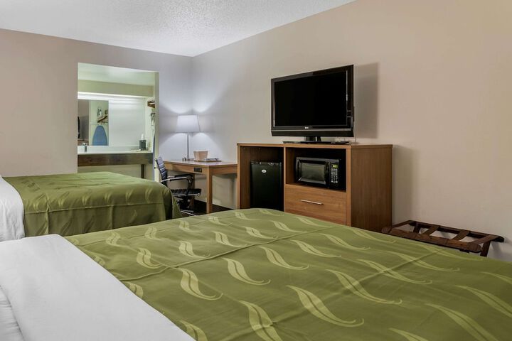 1 Queen Bed Accessible (9 of 13)
