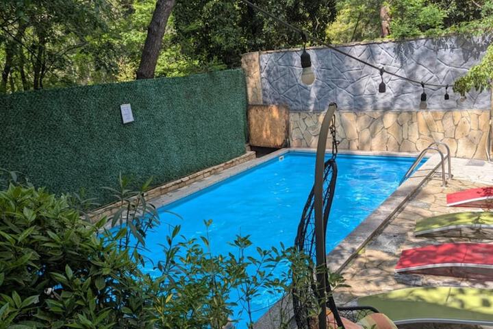Pool 25 of 38