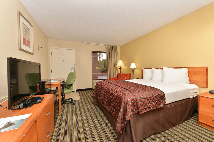 1 King Bed (12 of 12)