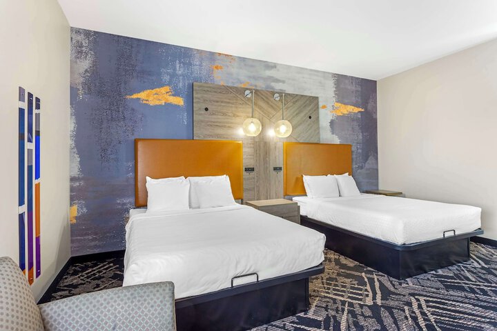 2 Queen Accessible Bathtub Microwave, Refrigerator WiFi Continental Breakfast (20 of 21)