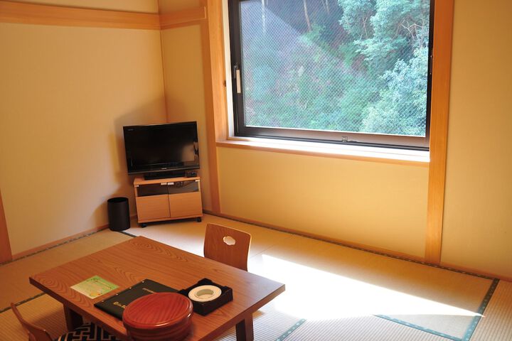 Room 6 of 51