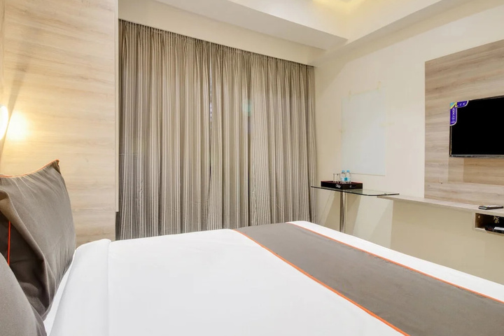 Room 6 of 14