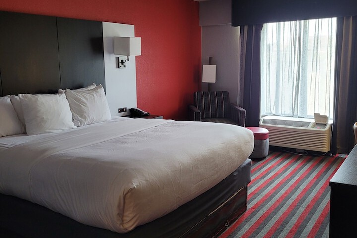 1 King Bed (4 of 14)