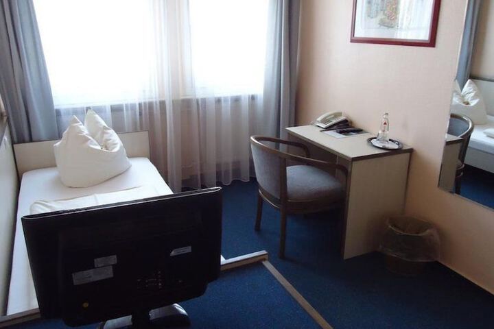 Room 18 of 103