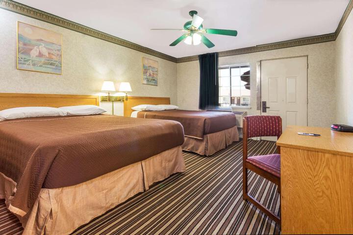 1 Queen Bed (1 of 10)