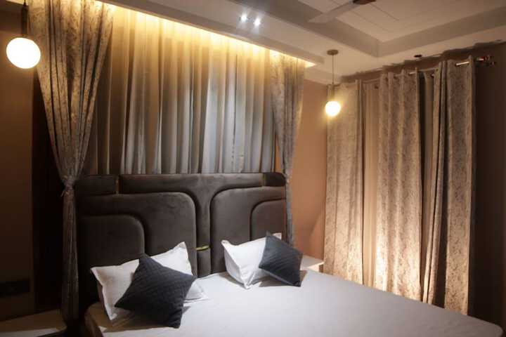 Room 32 of 60