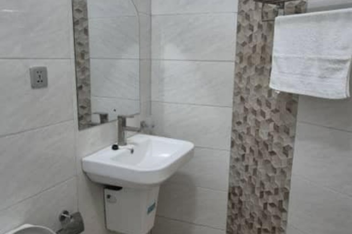 Room 6 of 8