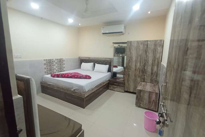 Room 6 of 18