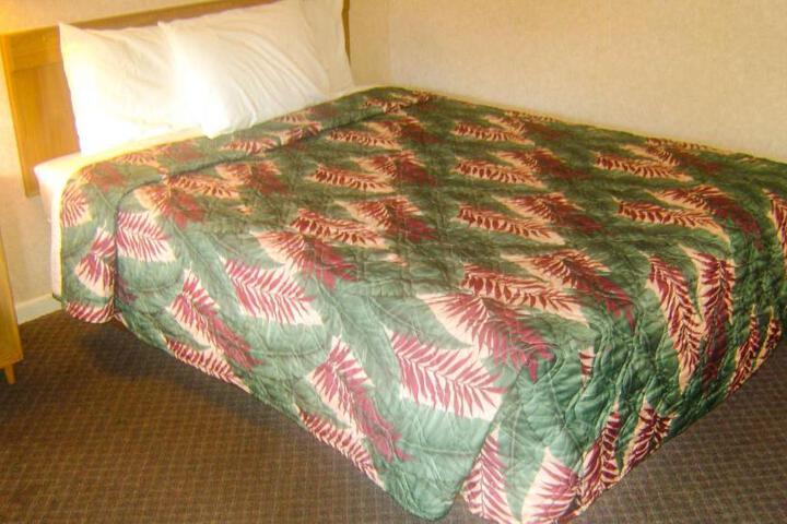 1 Queen Bed (3 of 4)