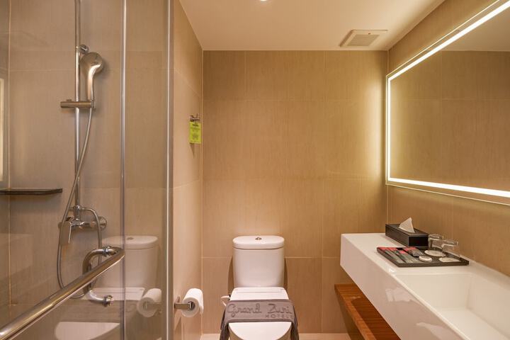 Room 15 of 28