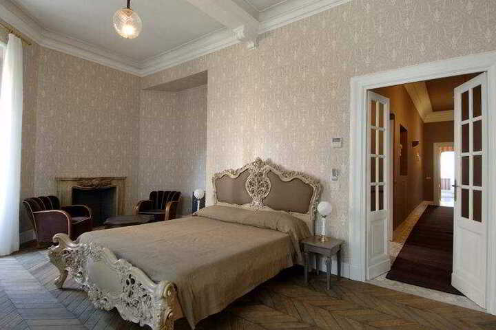 Room 7 of 8