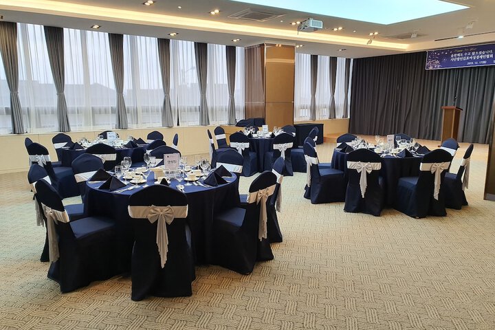 Ballroom/Hall 61 of 84