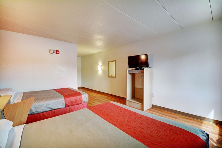 1 Queen Bed (11 of 16)