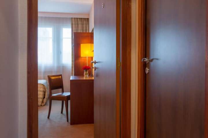 Room 12 of 36