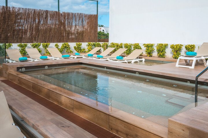 Pools & Facilities