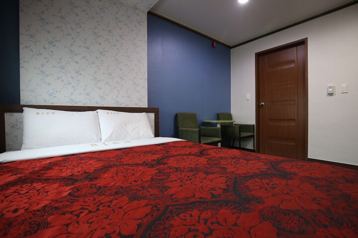 Room 6 of 53