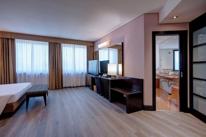 Room 13 of 34