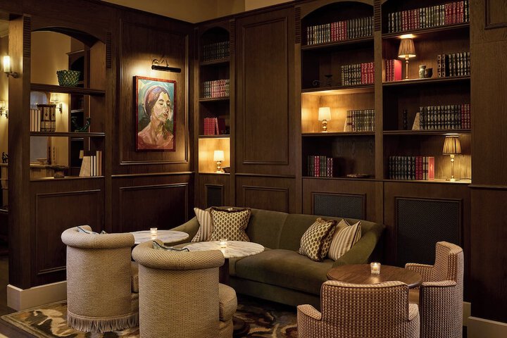 Lounge 36 of 38