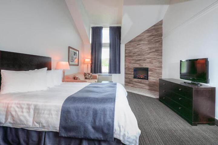 1 Queen Bed (17 of 18)