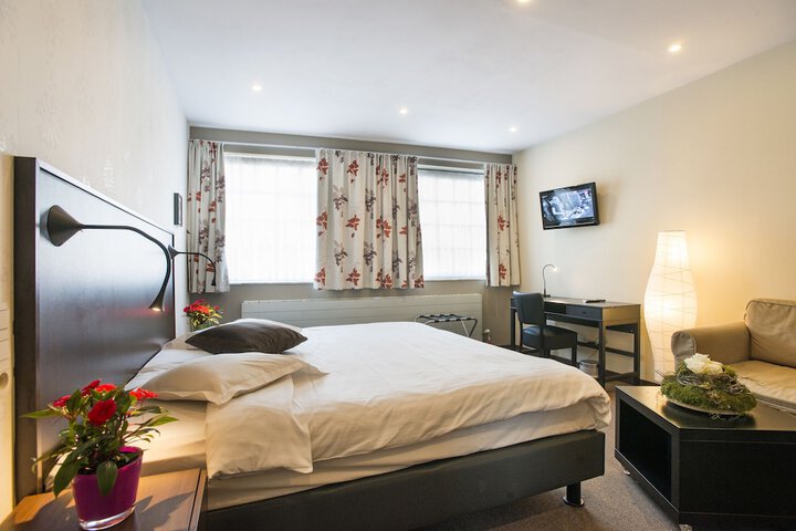 Room 3 of 43