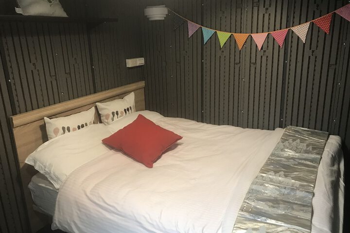 Room 7 of 8