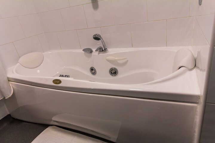 Jetted tub