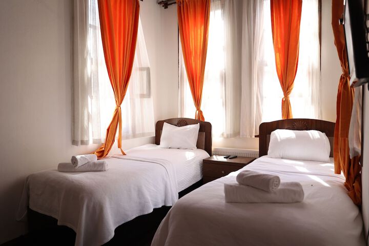 Room 10 of 25