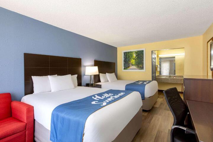 2 Queen Beds (5 of 11)