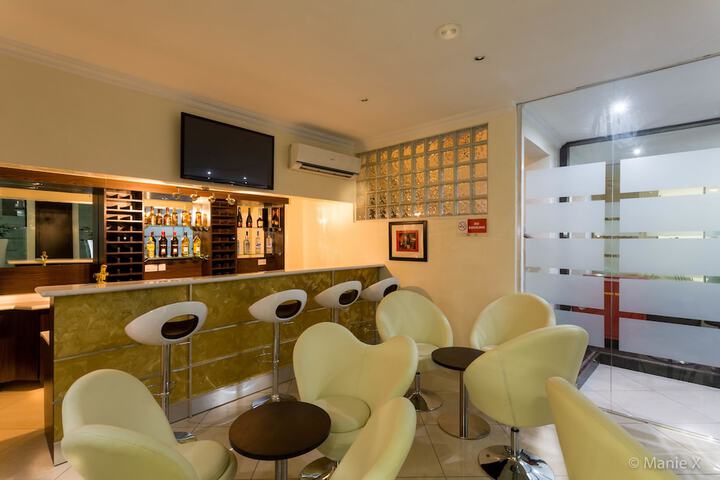 Lounge 33 of 39