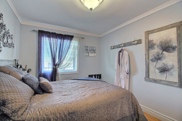 Room 9 of 42