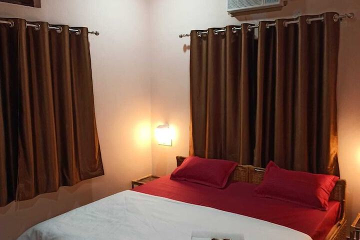Room 5 of 9